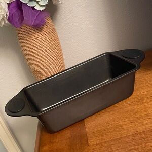 ONEIDA Non-Stick Loaf Pan with Heat Resistant Silicone Handles Lightly Used